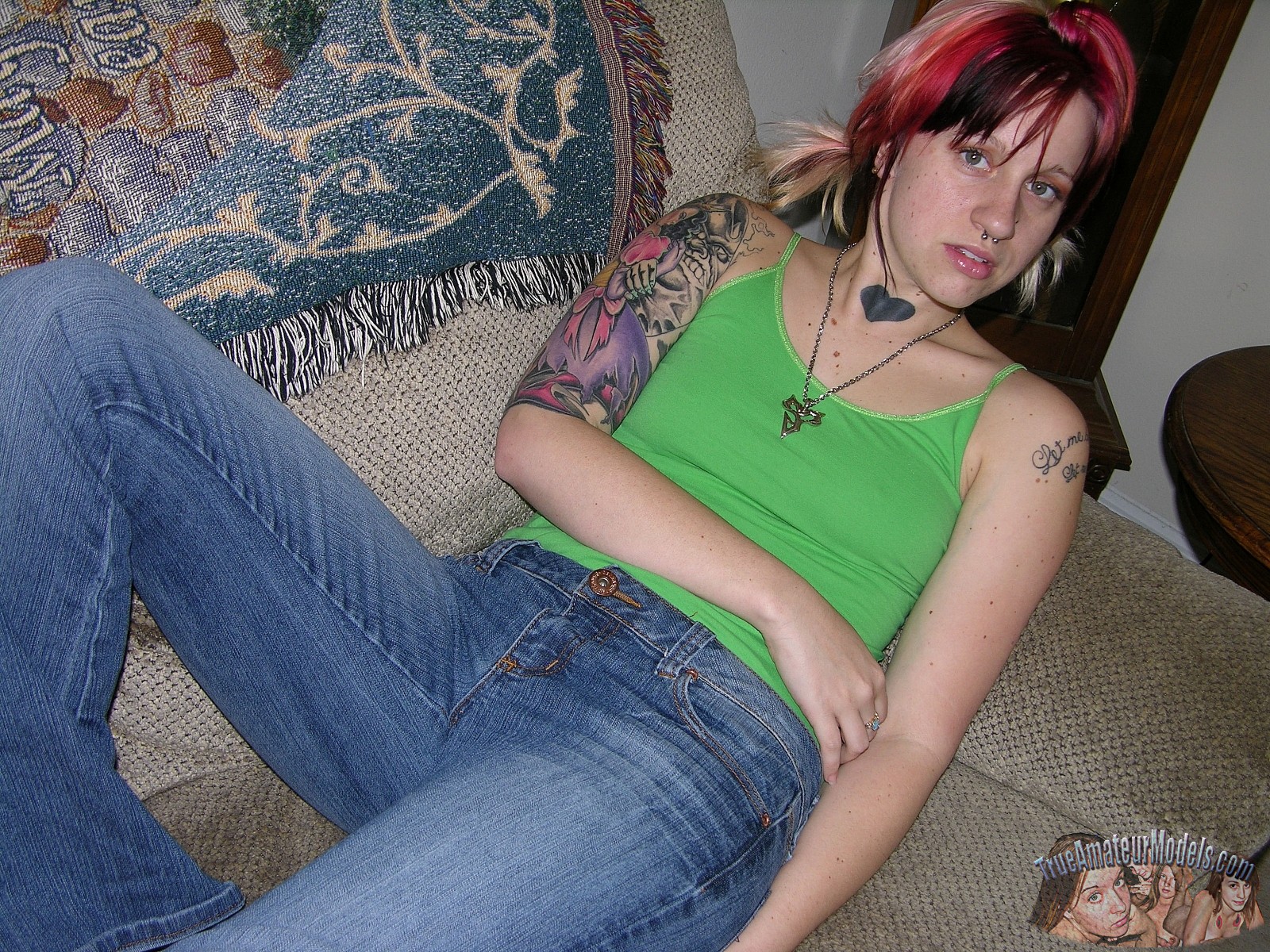 1600px x 1200px - Punk Rock Girl Spreads Her Hairy Amateur Bush